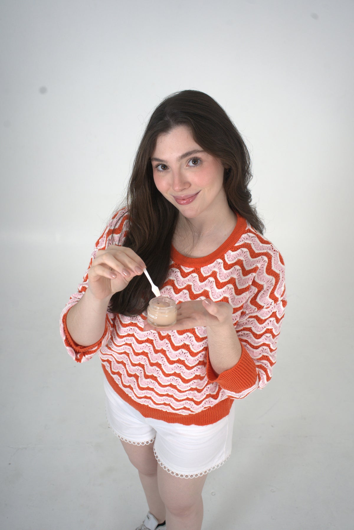 Modelo aplicando crema Dr. Glowly — sesión fotográfica de octubre 2026