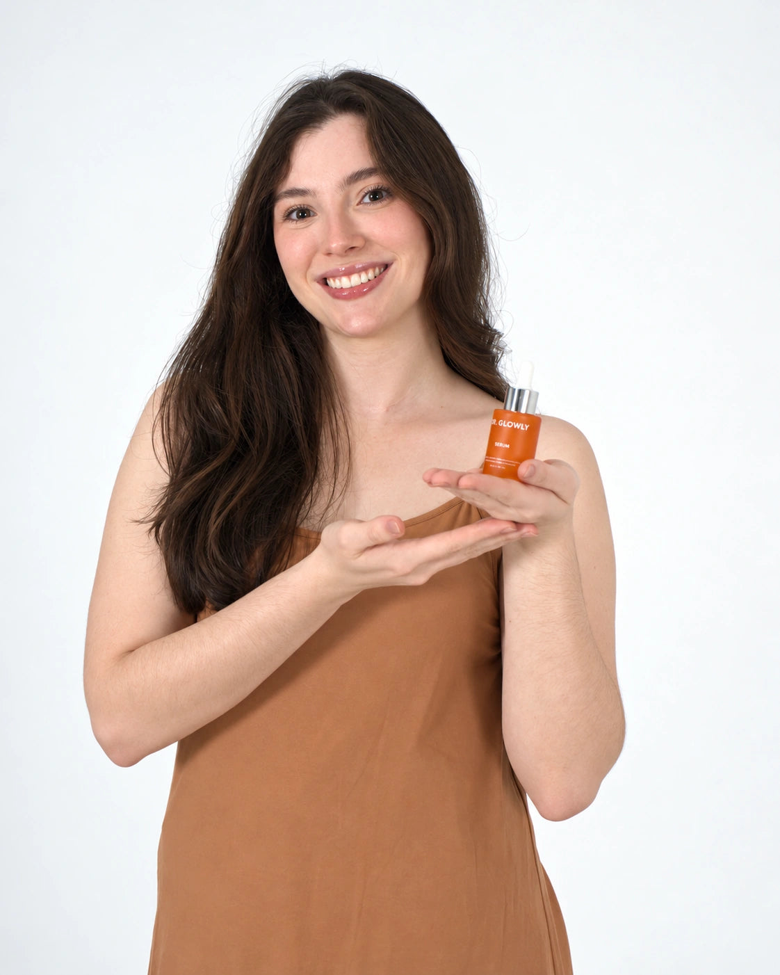 Modelo con el sérum Dr. Glowly asociado a Zanahoria y Lychees, componente del kit.