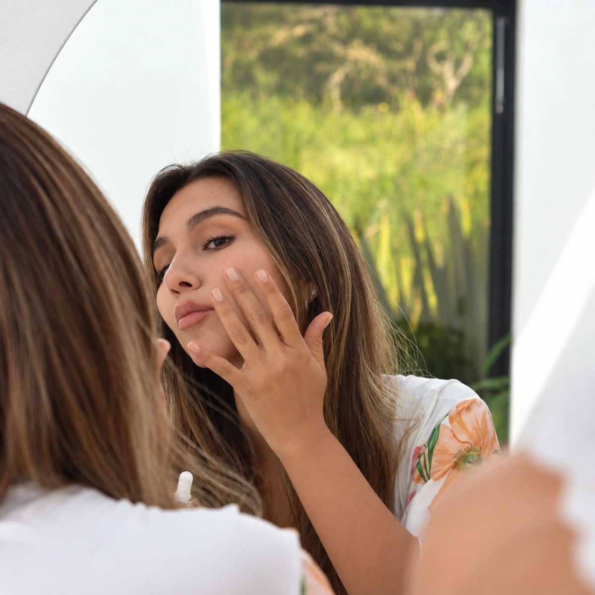 Aplicación de sérum facial Dr. Glowly — modelo en la sesión original
