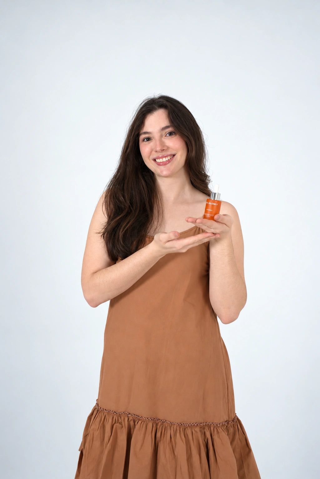 Modelo presentando el sérum Dr. Glowly — sesión fotográfica de octubre 2026