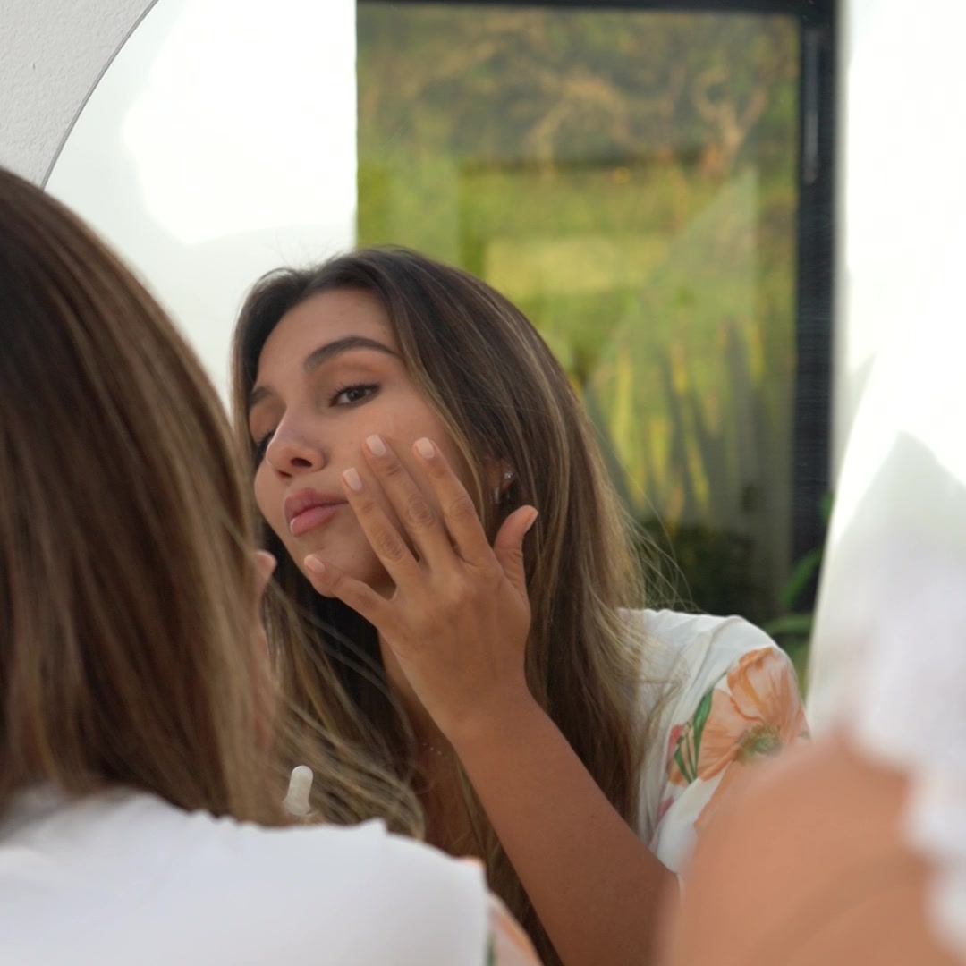 Aplicación de sérum facial Dr. Glowly — modelo en la sesión original