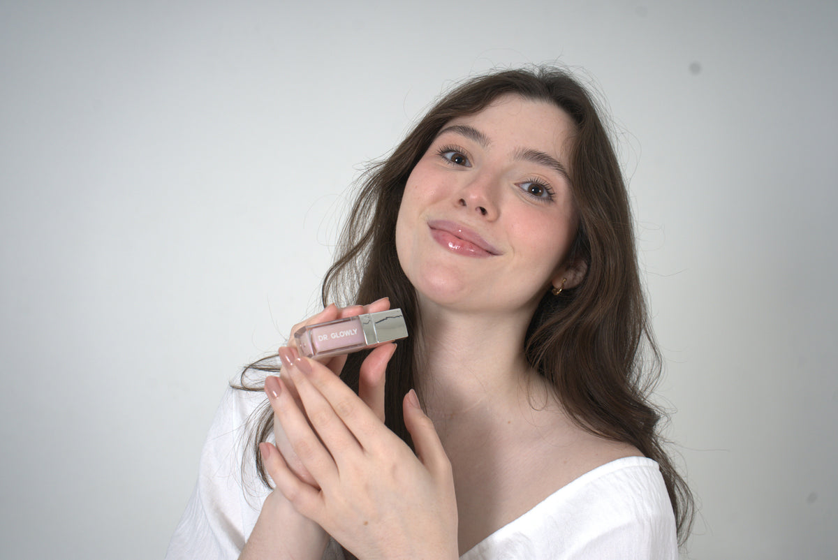 Modelo con gloss Dr. Glowly — sesión de octubre 2026