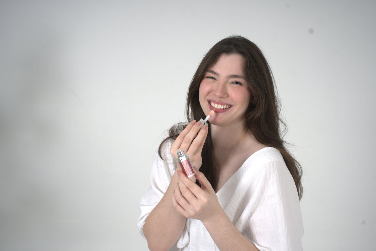 Modelo aplicando gloss Dr. Glowly — sesión de octubre 2026