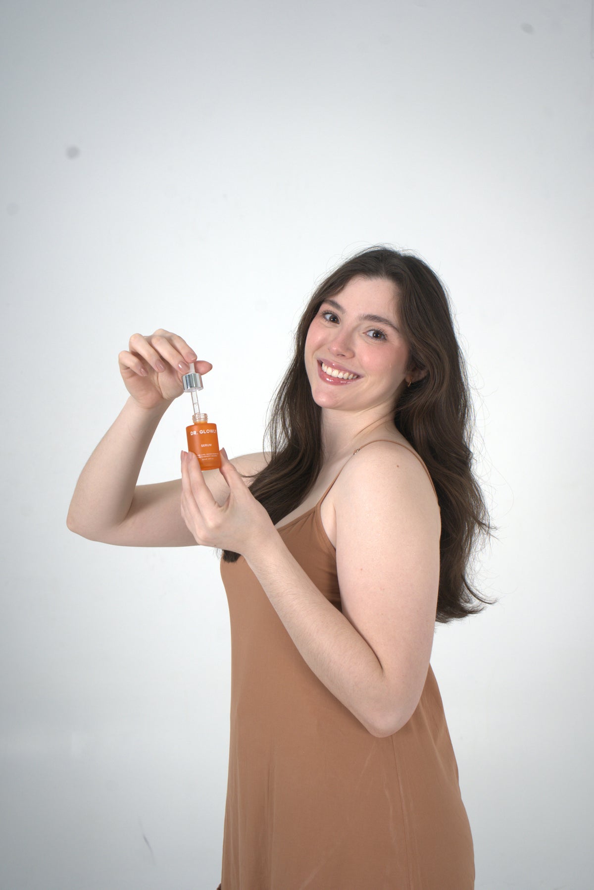 Modelo con sérum Dr. Glowly — sesión fotográfica de octubre 2026