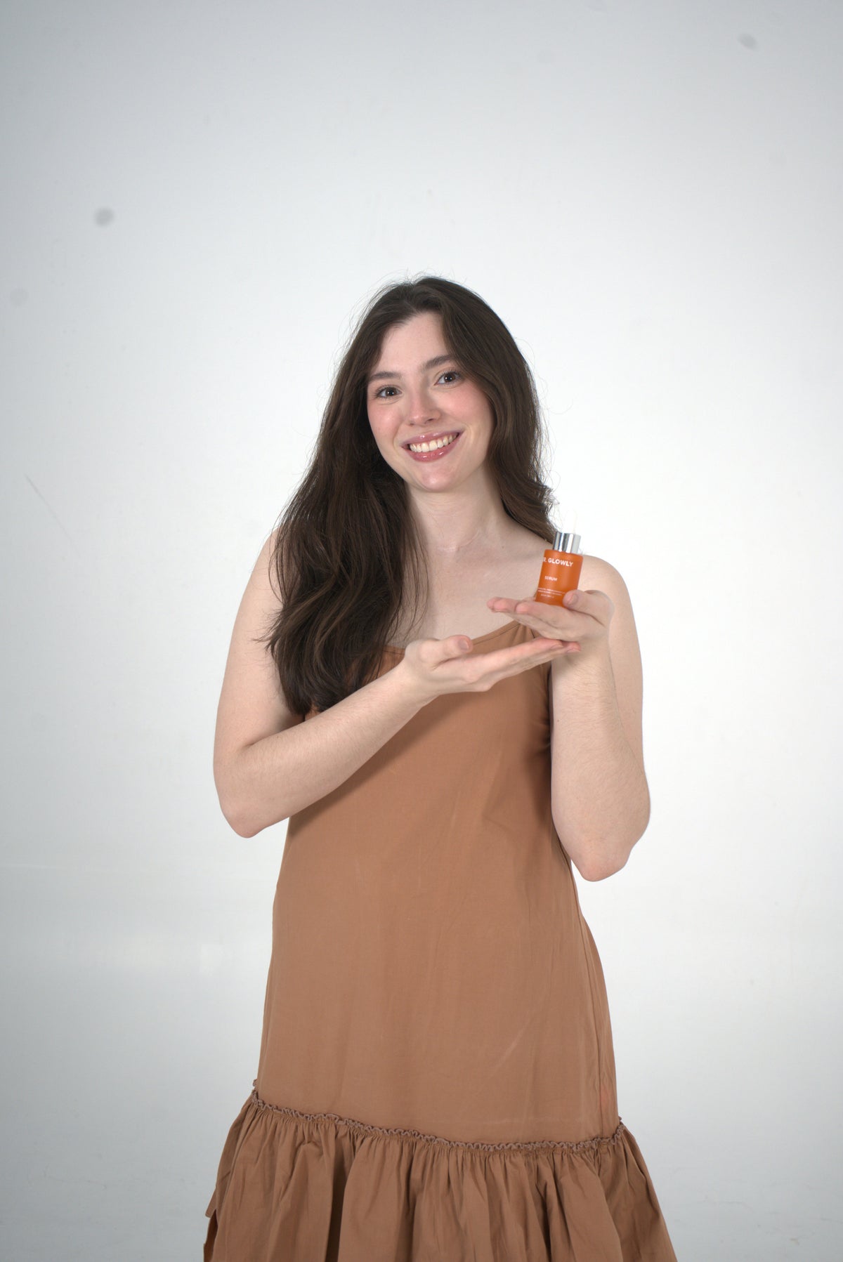 Modelo presentando el sérum Dr. Glowly — sesión fotográfica de octubre 2026