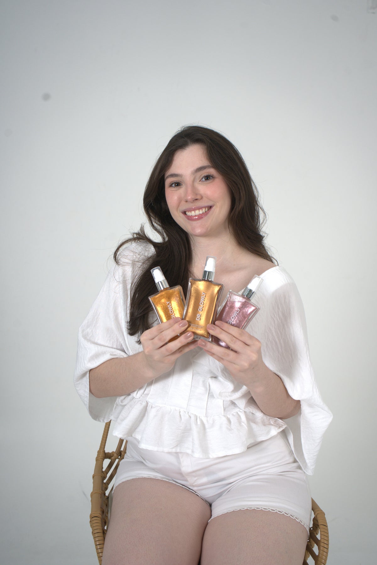 Modelo con Shimmer Açaí mauve, dorado y bronce Dr. Glowly — fotografía real, sin producto azul